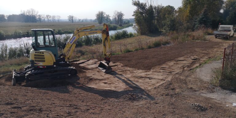 Lužec nad Vltavou lávka bagr pohled 2